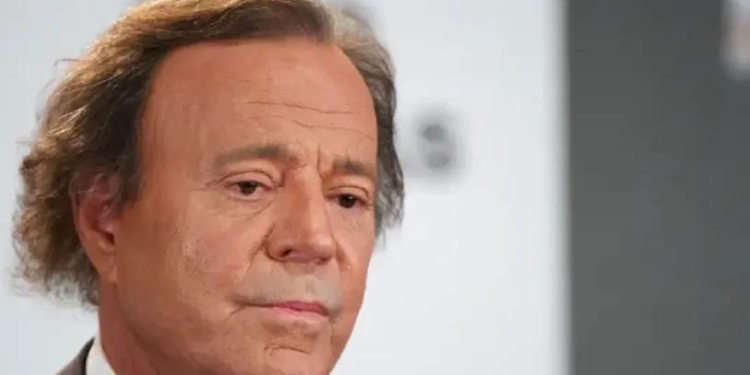 Piden retirar premios a Julio Iglesias tras graves acusaciones de abuso y trata