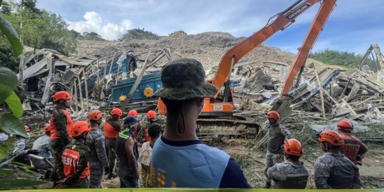 Colapso de un vertedero en Filipinas deja al menos seis muertos