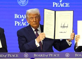Trump firma en Davos la fundación de «su Consejo de Paz»; trabajará con la ONU