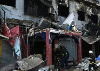 Suman 67 muertos tras incendio de un centro comercial en Pakistán