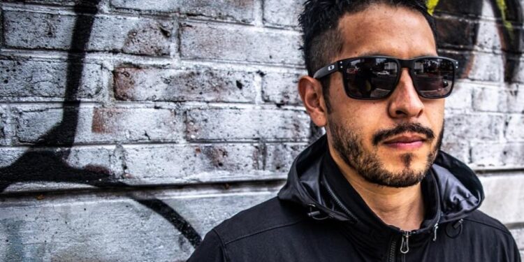 El Teatro de la Ciudad recibe la voz original de Odisseo Esteban Gómez González en el inicio del tour E+O Bigband