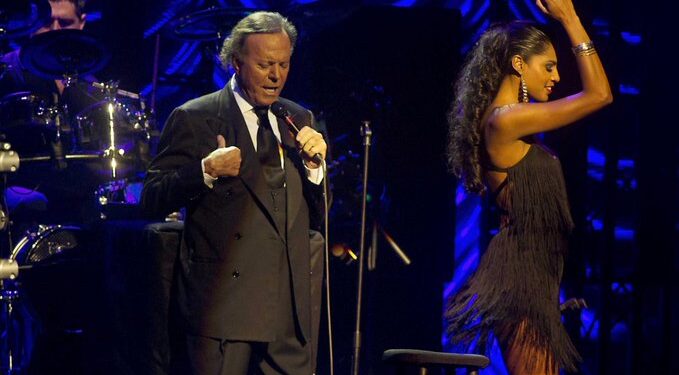 Julio Iglesias bajo investigación por denuncias de exempleadas por presunta agresión sexual; esto se sabe