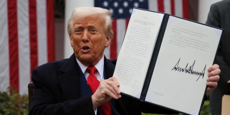 Aranceles de Trump son ilegales, determina la Corte Suprema de EU a un año de que iniciara la guerra comercial