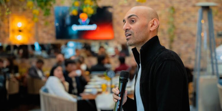 La IA evoluciona la forma en que las marcas ganan clientes: Neil Patel