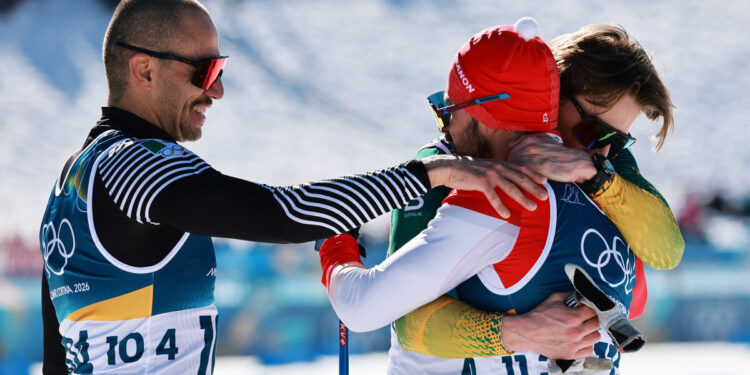 Allan Corona llega a la meta en los Juegos Olímpicos de Invierno 2026 y celebra con sus compañeros
