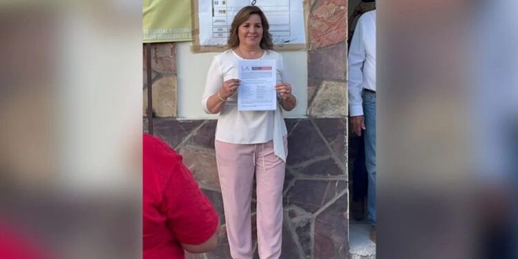 Atacan a balazos la camioneta en la que viajaba la alcaldesa de Bacanora; fallece su hijo