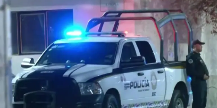 Hallan a dos personas muertas dentro de un vehículo en Barrio de Zapotla, Iztacalco