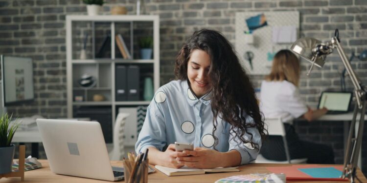 La Inteligencia Artificial conquista el emprendimiento femenino: 57% ya la integra en sus negocios