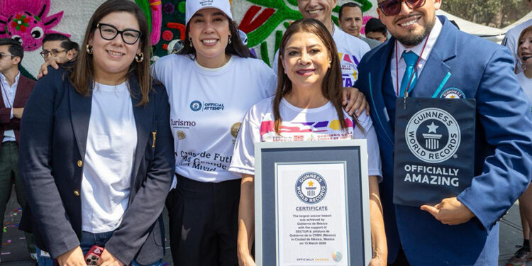 Clase de futbol más grande del mundo rompe Récord Guinness y hace “Oficialmente Asombroso” el Mundial Social en México