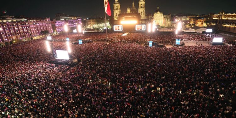 Noche histórica de Shakira en el Zócalo de la Ciudad de México. Rompe récord de asistencia al cantar ante 400 mil fans