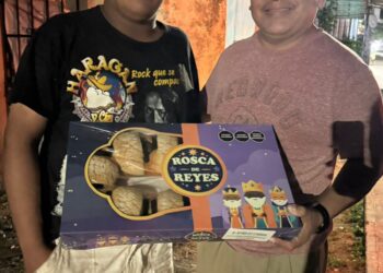 Vicente de Jesús Franco Reyes entrega roscas de Reyes para preservar las tradiciones a portomorelenses