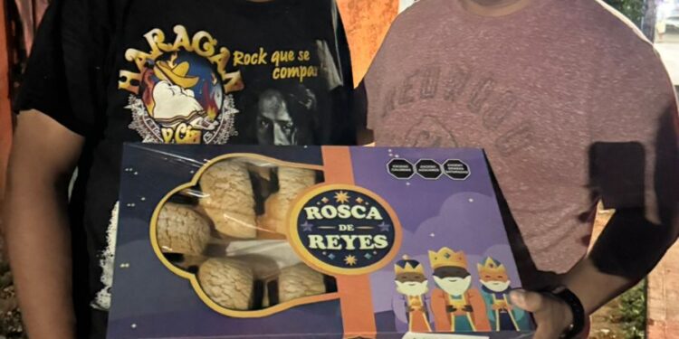 Vicente de Jesús Franco Reyes entrega roscas de Reyes para preservar las tradiciones a portomorelenses