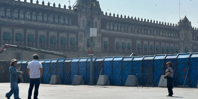 Blindan con vallas Palacio Nacional a dos días de la marcha del 8M