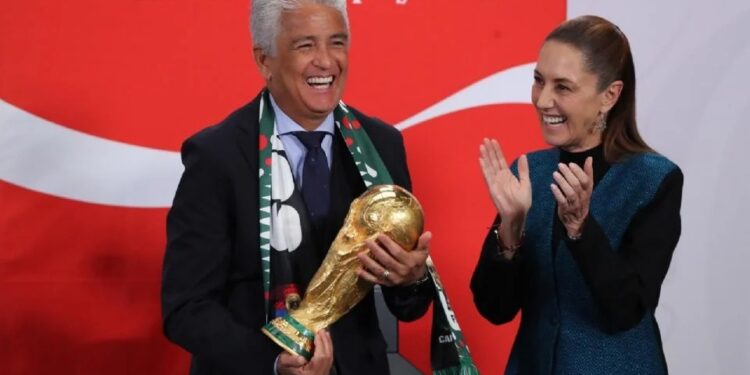 Sheinbaum recibe el trofeo de la Copa del Mundo de manos del legendario Bebeto a 100 días de la inauguración del Mundial