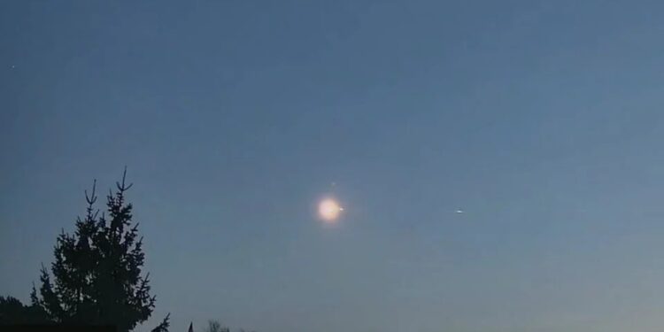 Avistan meteorito en Bélgica, Francia y Alemania; provoca daños a vivienda tras fragmentarse