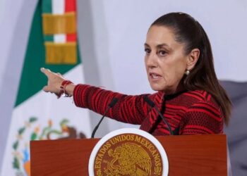 Sheinbaum confirma que una mujer salió a tomar el sol en una ventana de Palacio Nacional