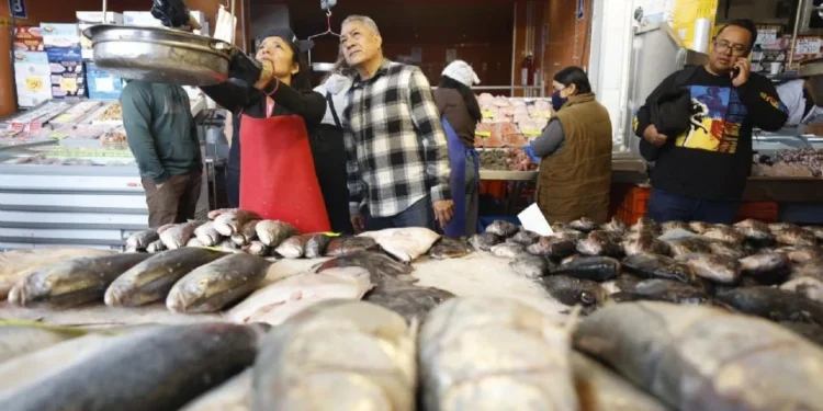Mexicanos apuestan por los mercados locales para hacer frente a la inflación en Semana Santa