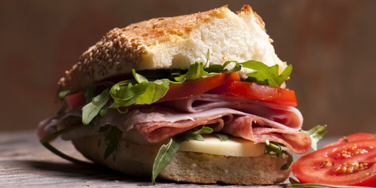 Sal en exceso sin darte cuenta: 10 alimentos que esconden más sodio del que imaginas
