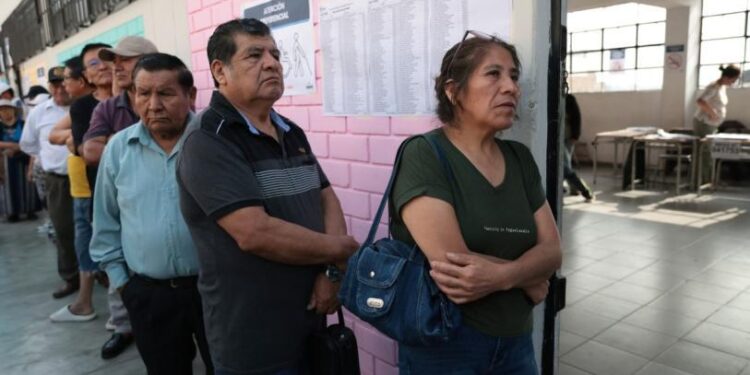 Perú se encamina a elecciones históricas con más de 30 aspirantes presidenciales