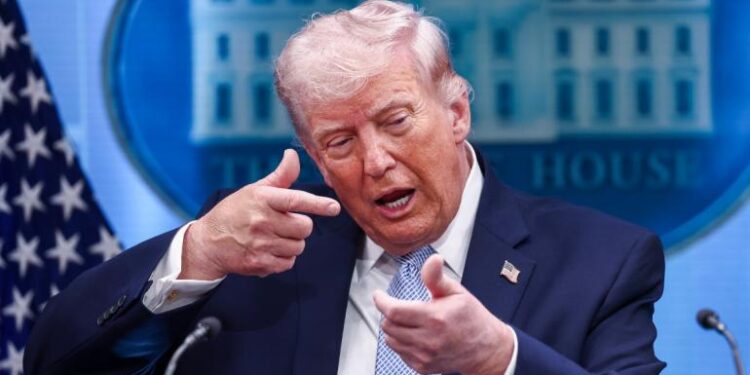 Advierte Trump con imponer aranceles de 50% a proveedores de armas a Irán