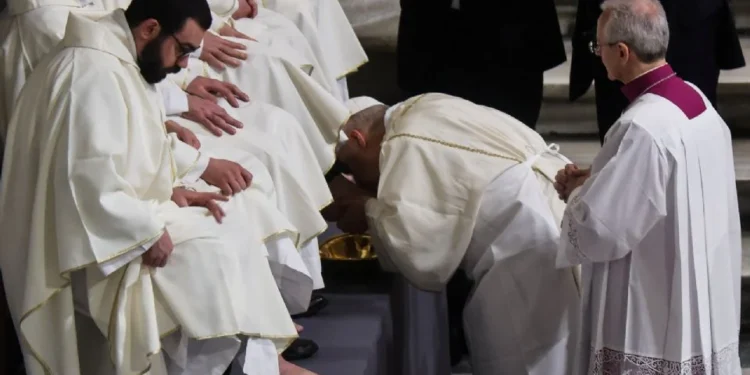 Jueves Santo: papa León XIV lava los pies a 12 sacerdotes y pide a católicos inspirarse en la humildad de Jesús