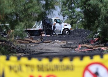 Continúa la extracción de agua de la mina donde permanecen atrapados tres trabajadores en Sinaloa