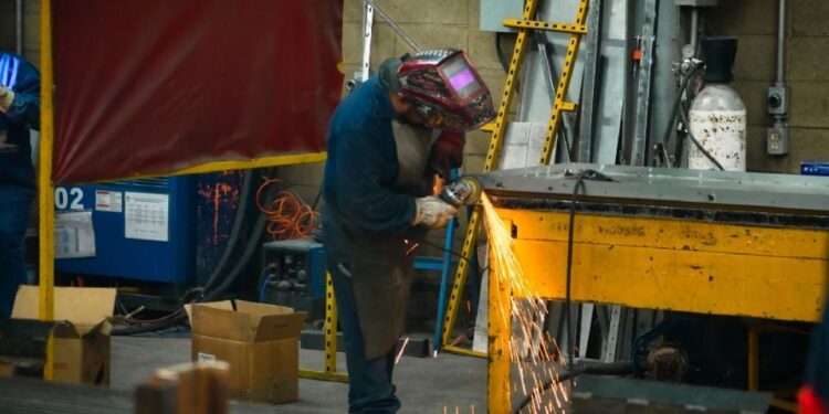 Producción industrial de México cae 1.3% interanual en febrero arrastrada por la manufactura y sector energético