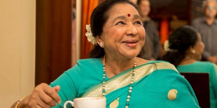 Fallece la cantante Asha Bhosle, la voz de Bollywood y la intérprete con más grabaciones en la historia de la música