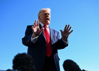 Trump amaga a China con imponer aranceles del 50% si entrega armas a Irán