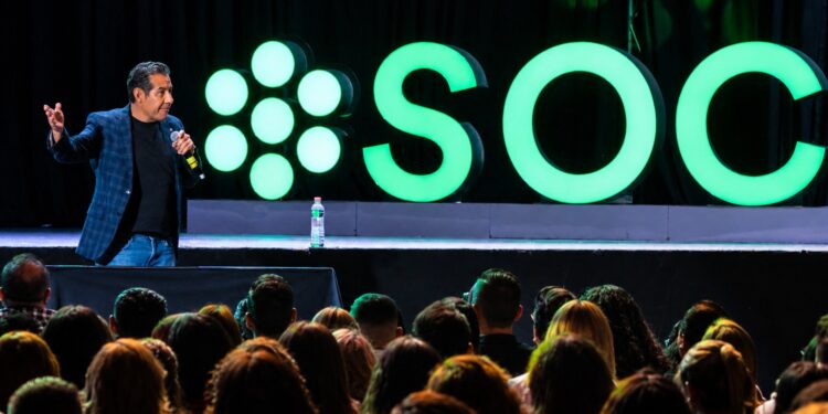Actuar sin pretextos, la clave para crecer: Yordi Rosado en Aula SOC