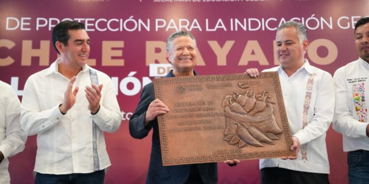 Julio Menchaca, Gobernador de Hidalgo, y Santiago Nieto, del IMPI, protegen la producción del chile rayado de La Misión