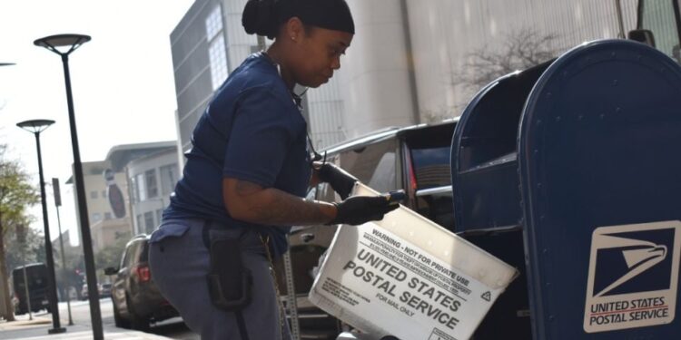 Los cárteles utilizan el servicio postal y de paquetería como principal método para distribuir drogas en EU, revela gobierno de Trump
