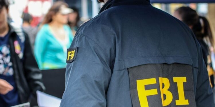 Director del FBI destaca el desmantelamiento de red de narcotráfico en Kansas ligada a cártel mexicano