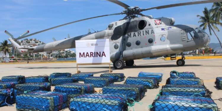 Marina incauta 26 bultos con presunta cocaína y detiene a dos extranjeros en el océano Pacífico
