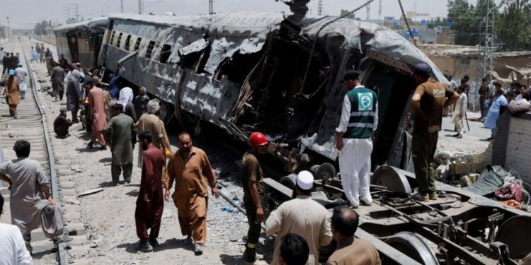 Detona objeto explosivo al interior de un tren en Pakistán; suman 24 muertos y al menos 70 heridos