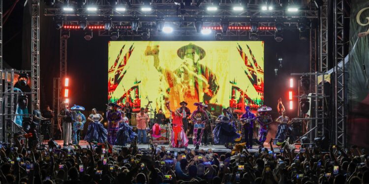 Más de 6 mil 500 personas celebraron el Día de las Madres con Lila Downs en la Utopía Azcapotzalco
