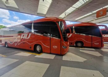 De 7 unidades a mover 32 millones de pasajeros: 100 años garantizando que siempre hay un AU para llevarte