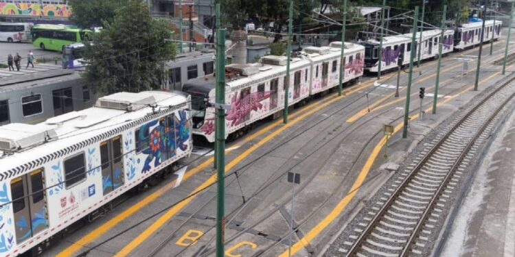 Falla el Tren Ligero en ruta al Estadio Azteca a 10 días del Mundial; queda ladeado sobre las vías
