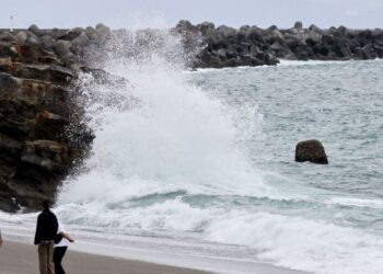 Tifón «Jangmi»: Japón cancela unos 400 vuelos, emite órdenes de evacuación y confirma al menos tres víctimas