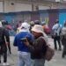 Marcha de la CNTE: maestros intentan derribar valla en 20 de Noviembre y se reporta un herido