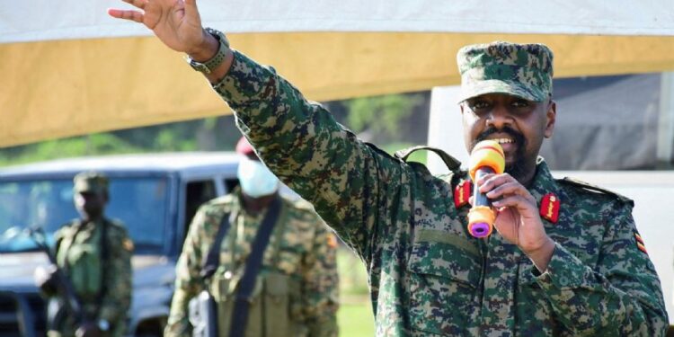 «No creo en la libertad de prensa»: jefe del Ejército de Uganda cierra dos medios de comunicación
