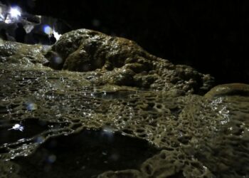 Buscan a cuatro integrantes de una familia atrapada en la Gruta Chichicazapan tras fuertes lluvias en Puebla