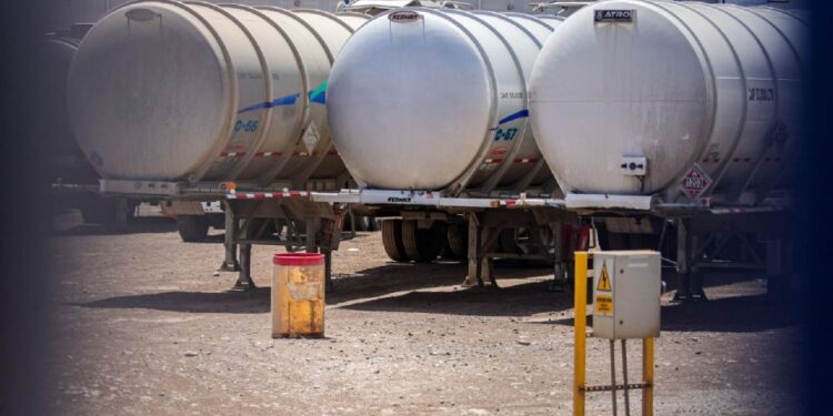 FGR exhibe a empresa de Ernesto Ruffo: importó más de 500% del combustible autorizado