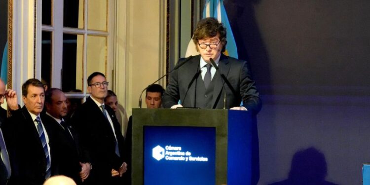 Milei culpa a la legalización del aborto y a feministas por la baja natalidad en Argentina