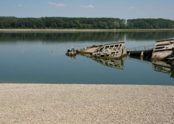 El Danubio expone los fantasmas de la Segunda Guerra Mundial con barcos nazis a la vista