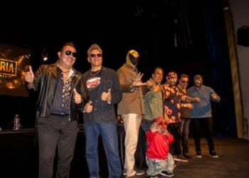 Entre guitarras y llaves, la lucha libre toma el escenario