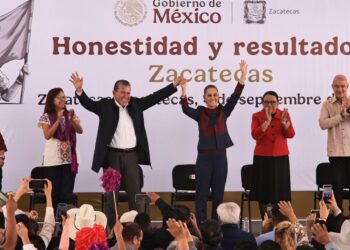 DAVID MONREAL RECIBE A CLAUDIA SHEINBAUM EN ZACATECAS; MÁS DE 15 MIL PERSONAS ACOMPAÑAN SU GIRA POR EL SEGUNDO INFORME