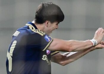 Marca su primer gol y asistencia con Olympiacos la ‘Hormiga’ González