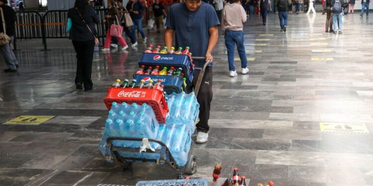 Aplica Metro de la CDMX nuevo reglamento para retirar comercio semifijo en vestíbulos y pasillos