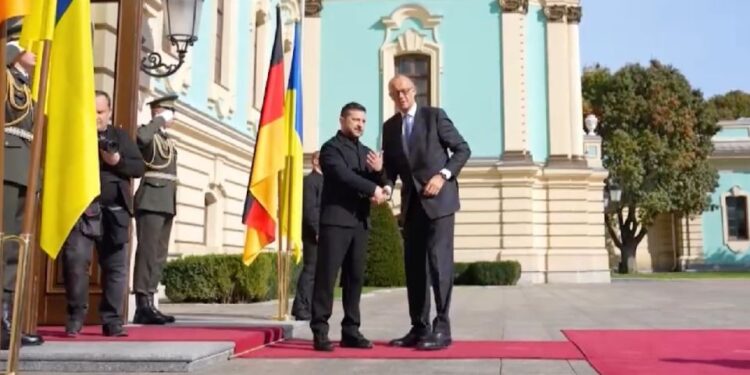 Canciller alemán visita Kyiv y acuerda con Zelenski paquete de ayuda de más de mil 400 millones de dólares
